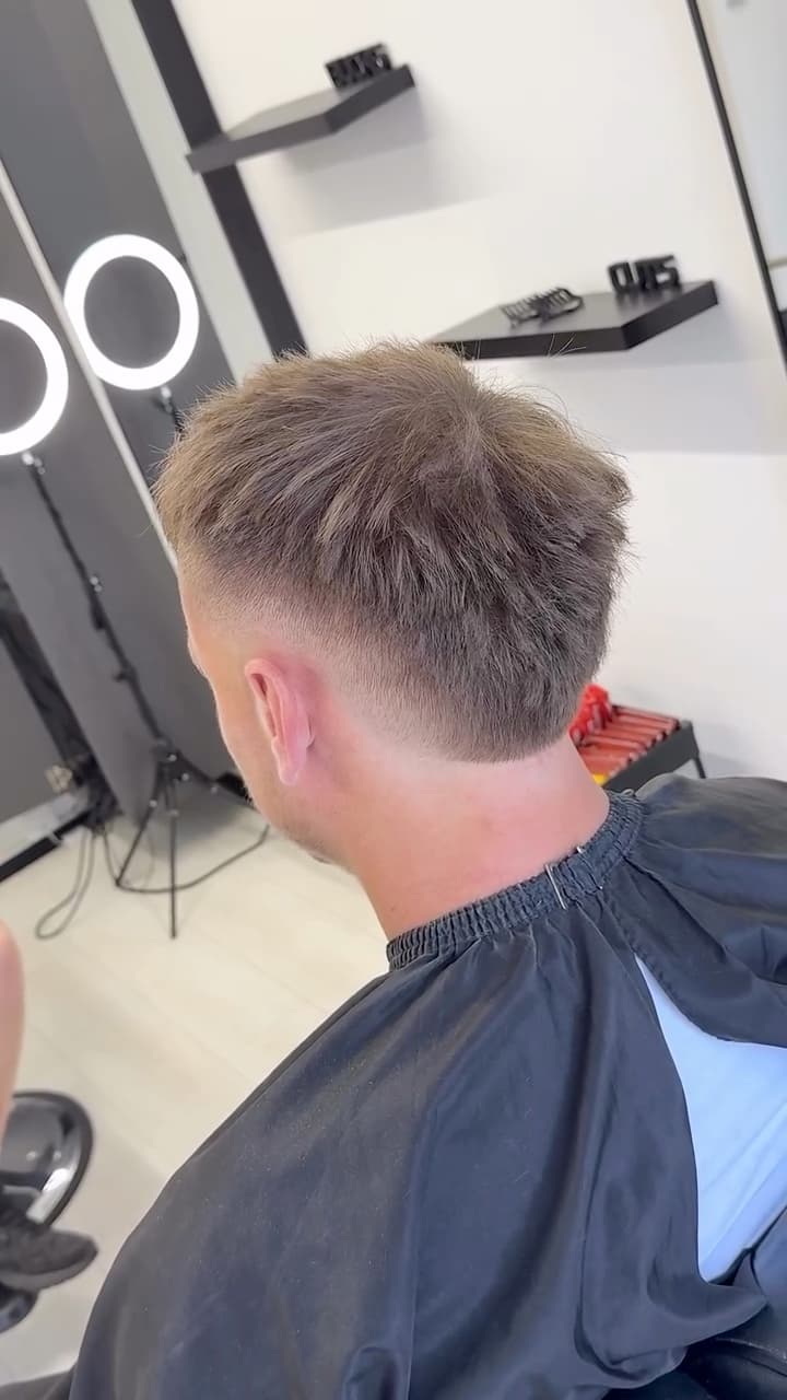 Textured crop with a fade, from behind, by Bucks