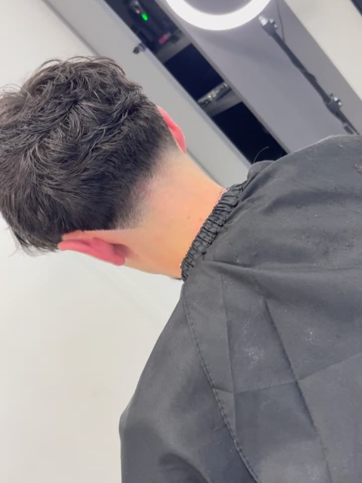 Dark wavy top with a taper, from behind, by Fin