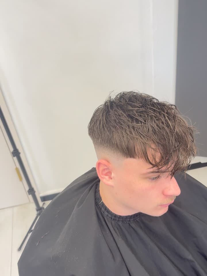 Messy fringe with a high fade, by Fin